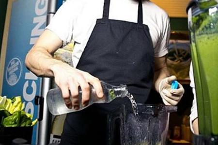 Smoothies sind gesund und sehen dazu noch richtig lecker aus. Und das Beste: Die Wachmacher sind richtig einfach zu mixen