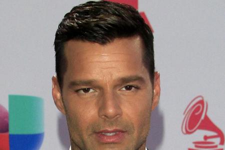 Ausgerechnet Latino-Sänger Ricky Martin schikanierte früher homosexuelle Menschen, was er heute mehr als bereut. 