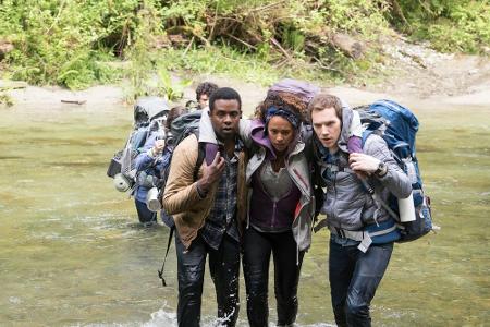 Zusammen mit seinen Freunden Peter und Ashley sowie der Filmstudentin Lisa durchsuchen sie den Wald, der einst seine Schwest...