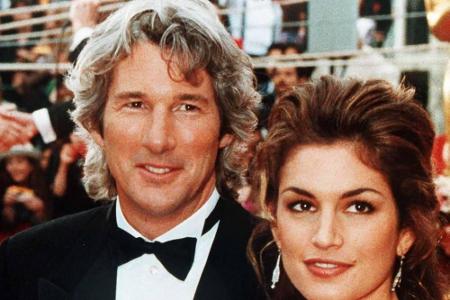 Zum Zeitpunkt ihrer Hochzeit in Vegas war Cindy Crawford 26 Jahre jung, ihr Ehemann Richard Gere war 42. Die Ehe hielt von 1...