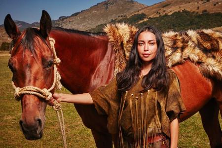 Außerdem ist Nscho-tschi natürlich die Schwester von Winnetou. In dessen Blutsbruder Old Shatterhand verliebt sie sich mit d...