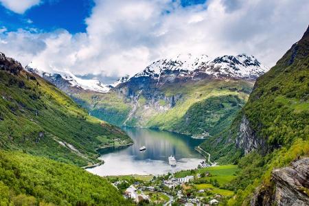 Norwegen ist das Land der Fjorde. Rund 50 dieser Naturspektakel gibt es im ganzen Land. Am Ende der meisten Fjorde liegt ein...