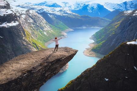 Gibt es ein schöneres Fotomotiv als den berühmten Felsen von Trolltunga. Hier oben fühlt man sich wie ein König, dem die Wel...