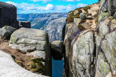Der Kjeragbolten ist ein faszinierender Ort. Auf dem Felsen über der Schlucht können Wanderer sogar stehen. Das gibt es so n...