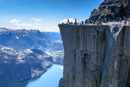 Der Preikestolen ist ein sehr berühmter Felsen und ein Touristen-Magnet in Norwegen. Vom Plateau geht es 604 Meter senkrecht...