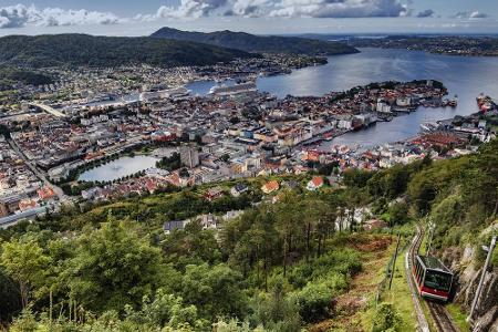 Die Fløibanen-Seilbahn bringt Besucher in Bergen auf den Berg Fløyen hinauf. Nicht nur die rund 850 Meter lange Fahrt ist se...