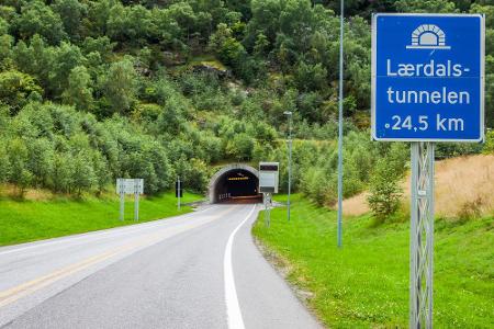 Wissen Sie, wie es sich anfühlt, eine Ewigkeit durch einen Tunnel zu fahren? Wenn nicht, dann ab nach Norwegen. Der Lærdalst...