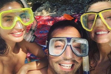 Sara Sampaio (v.l.n.r.), Mohammad Al Turki und Toni Garrn auf Tauchkurs