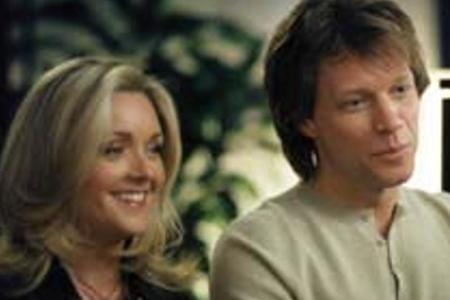 Als Ally McBeals Assistentin und Klatschtante des Büros Elaine Vassel war Jane Krakowski zu sehen. 2003 feierte sie an der S...