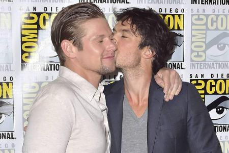Wenig Neues wird es ab 2017 aus Mystic Falls zu sehen geben: Hier sind sich Zach Roerig (l., 31) und Ian Somerhalder (37) no...