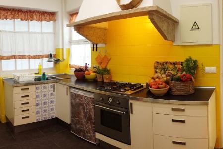 Im Haushalt müssen sich die Promis selbst organisieren: Spülen, kochen und putzen ist angesagt. Fernseher, Handys und Laptop...