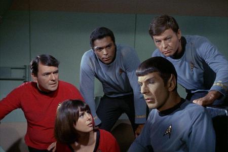 Hier ein Teil seiner berüchtigten Crew, darunter James Doohan als Chef-Ingenieur Scotty (l.), Leonard Nimoy als stets logisc...