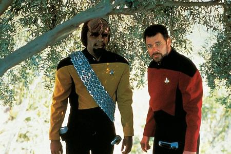 An seiner Seite glänzten unter anderem der erste Offizier William Thomas Riker (Jonathan Frakes, r.) und Sicherheitsoffizier...