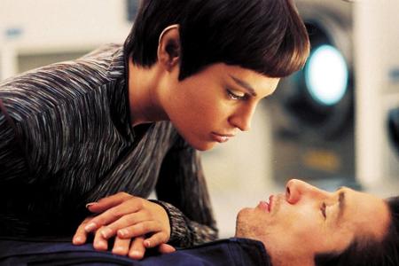 Ihm wurde diesmal die weibliche Vulkanierin T'Pol (Jolene Blalock) an die Seite gestellt.