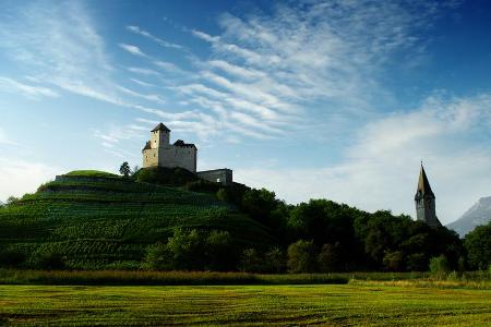 Etwa 37.500 Einwohner teilen sich das kleine Land Liechtenstein, das vor allem für seine beeindruckenden Burgen und malerisc...