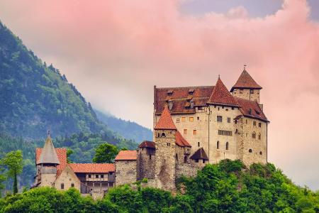 Burg Gutenberg bildet die Südspitze Liechtensteins. Der gute Erhaltungszustand macht es für Geschichtsinteressierte zu einem...