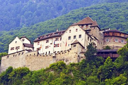 Das Schloss Vaduz ist das Wahrzeichen der gleichnamigen Hauptstadt. Es liegt auf einer Felsterrasse über der Stadt und ist a...