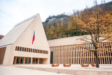 Was aussieht wie die Heimat einer Kunstgalerie, ist in Wahrheit der Landtag des Fürstentums. Die 25 Abgeordneten kümmern sic...