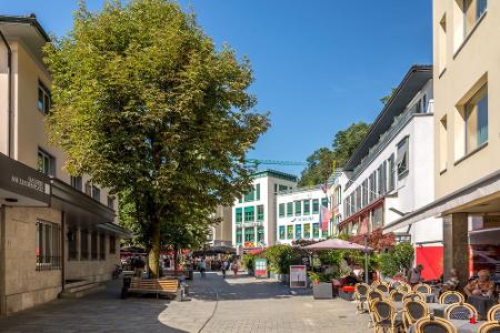 Durch die Straßen von Vaduz lässt es sich ausgezeichnet flanieren. Dass die Stadt nicht einmal 6000 Einwohner hat, würde man...