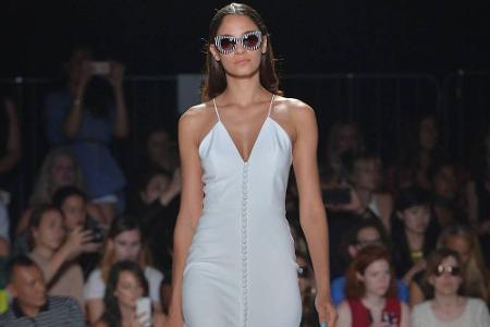 Designer Christian Siriano mag es deutlich minimalistischer: Er setzt auf klare Schnitte und raffinierte Details, wie hier d...