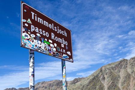Der Beklebung des Schildes nach zu urteilen, haben schon einige Leute das Timmelsjoch auf 2.509 Metern bewältigt. Es ist der...