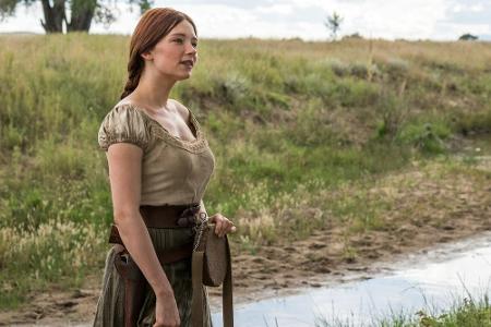 Engagiert werden sie von der jungen Witwe Emma Cullen (Haley Bennett), die sich endlich ein Ende der Terrorherrschaft wünscht.