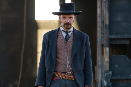 Unterjocht werden sie und ihre Stadt vom skrupellosen Minenbesitzer Bartholomew Bogue (Peter Sarsgaard) und seiner Bande.