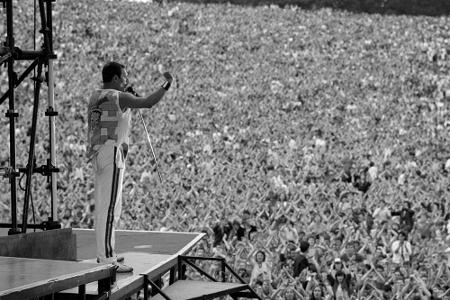 Freddie Mercury überblickt seine Fans in Slane Castle, Dublin, 5. Juli 1986.