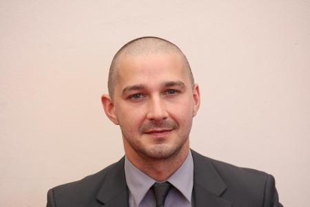 Manchmal scheint die mangelnde Körperpflege auch nur bestimmten Projekten geschuldet zu sein. So soll es Shia LaBeouf bei de...