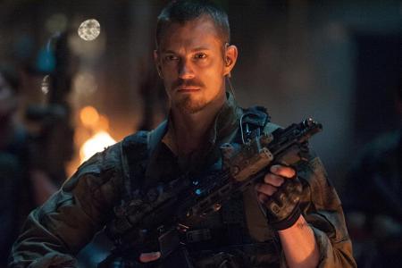 Das einzige Teammitglied ohne Vorstrafen ist Rick Flag (Joel Kinnaman). Er fungiert quasi als Aufpasser der Helden wider Wil...