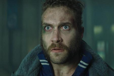 Die abgefahrenste Waffe hat sich Captain Boomerang (Jai Courtney) auserkoren. Wie der Name schon verrät, geht er mit der tra...