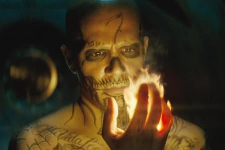Jay Hernandez spielt den Feuerteufel Diablo. Der tätowierte Recke kann aus seinen Handflächen nach Belieben Feuer versprühen...