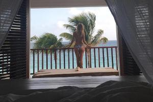 Heidi Klum genießt die Aussicht von ihrem Balkon