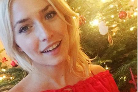 Model und Moderatorin Lena Gercke wünschte ihren Fans im schicken roten Oberteil via Instagram ein schönes Weihnachtsfest.