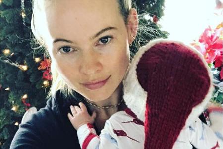 Model Behati Prinsloo, die Ehefrau von Adam Levine, verkleidete das gemeinsame Töchterchen Dusty Rose zu ihrem ersten Weihna...