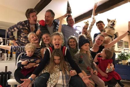 Bei der Familie von Model Cara Delevingne geht es an Weihnachten ziemlich lustig zu, wie dieses Gruppenfoto beweist.