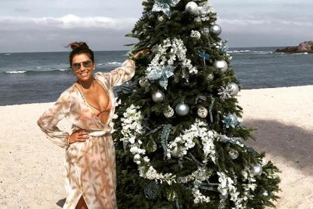 Schauspielerin Eva Longoria feiert Weihnachten in wärmeren Gefilden am Strand - doch der geschmückte Baum darf auch hier nic...