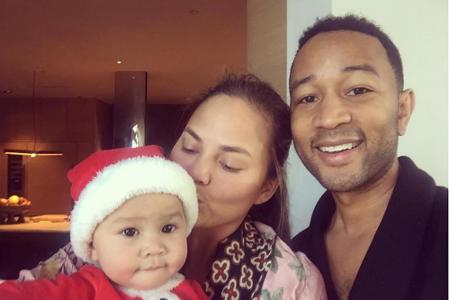 Für Sänger John Legend und seine Frau Chrissy Teigen war es das erste Weihnachtsfest mit Töchterchen Luna. Auch sie durfte s...