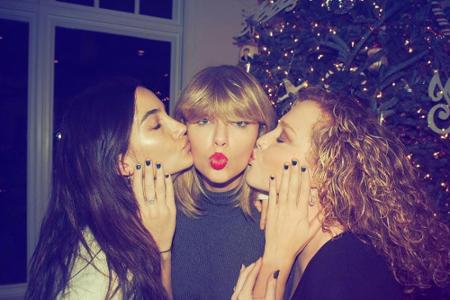 Unterm Weihnachtsbaum von Model Lily Aldridge (l.) regnete es Küsschen für Popstar Taylor Swift (Mitte).