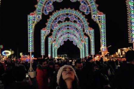 Schauspielerin Lily Collins machte an Weihnachten einen Spaziergang durch das Winter Wonderland im Londoner Hyde Park.