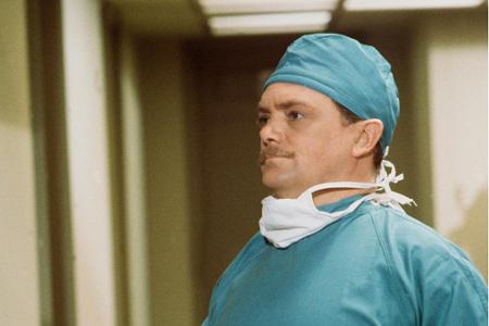 Schauspieler Bernard Fox starb am 16. Dezember im Alter von 89 Jahren an Herzversagen. Er wurde durch die Serie 