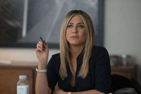 Doch die strikte Geschäftsfrau Carol (Jennifer Aniston) versaut den Angestellten die Vorweihnachtszeit: Sie will die Niederl...