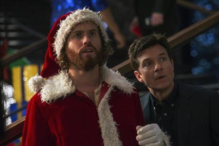 Da hilft nur eins: Clay (T.J. Miller) und Josh (Jason Bateman) planen eine epische Büro-Weihnachtsfeier, um einen potentiell...