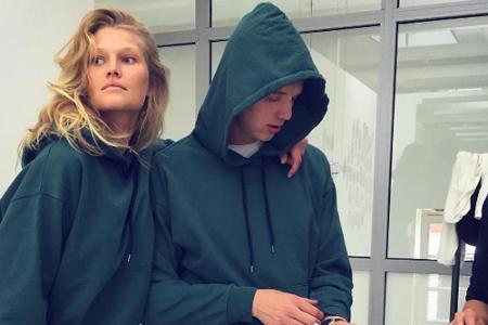Toni Garrn hat zusammen mit ihrem Bruder Niklas eine Unisex-Kollektion entworfen, in der auch Kapuzenpullis enthalten sind.