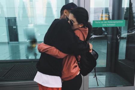 Kylie Jenner verabschiedete sich am Flughafen in einem roten Kapuzenpullover von ihrem Freund Tyga.