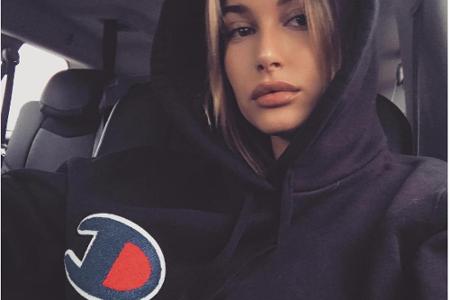 Auch Hailey Baldwin hat eine Schwäche für die lässigen Pullis.