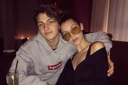 Bella Hadids kleiner Bruder Anwar geht im lässigen Skaterhoodie der Marke Supreme auch mal schick essen.