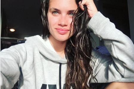 Sara Sampaio relaxt nach dem Duschen in einem von Beyoncé entworfenen Hoodie.