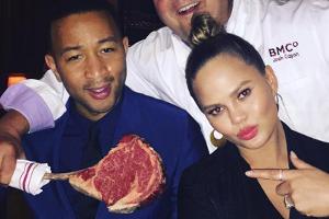 Chrissy Teigen und ihr Ehemann John Legend (l.) lieben saftige Proteine mehr als knackiges Gemüse
