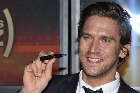 Moderator Peer Kusmagk zeigt sich mit E-Zigarette